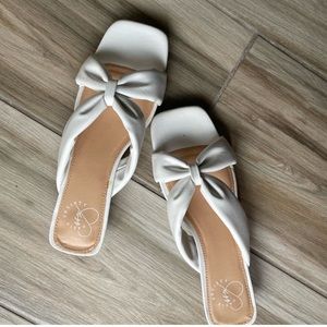 NWOT Vici Sandals